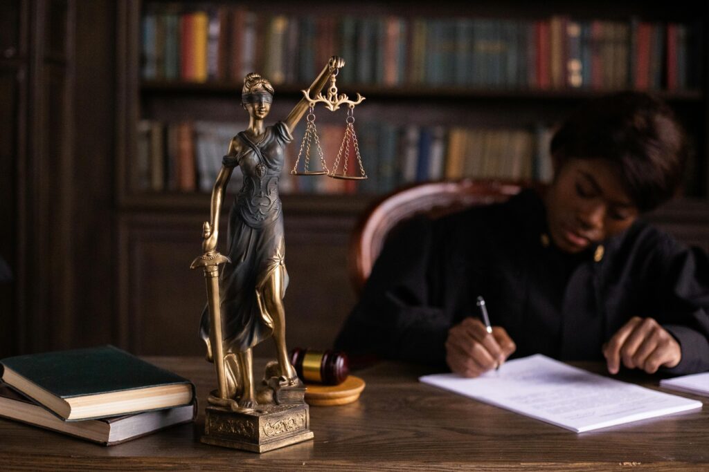 Kapan Saat Tepat untuk Konsultasi dengan Lawyer? Mengetahui Pilihan Hukum yang Tersedia