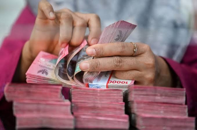 Pasangan Mengontrol Semua Uang? Waspadai Risiko Financial Abuse dalam Hubungan