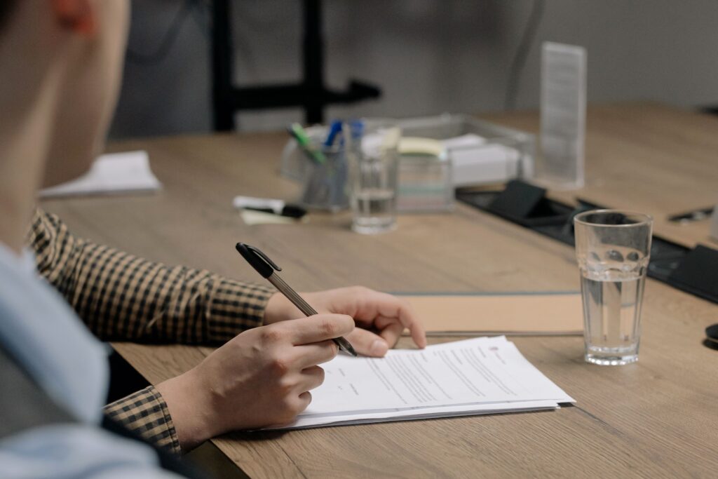Percaya Partner Bisnis? Mengapa Dokumen Tetap Dibutuhkan untuk Melindungi Perusahaan